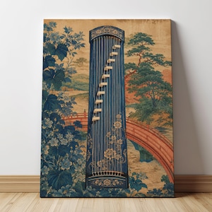 Könnte beinhalten: Ein vertikaler, rechteckiger Wandkunstdruck mit einem blauen Koto-Saiteninstrument, das vor einem Landschaftshintergrund zentriert ist. Die Szene zeigt eine rote Bogenbrücke, grüne Kiefern und blaues Blumenlaub in einem traditionellen Stil.