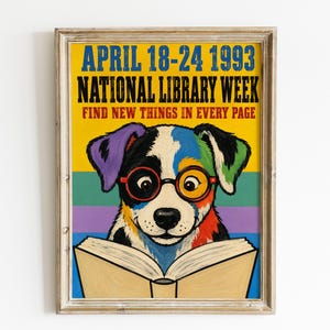 Könnte beinhalten: Ein gerahmtes Poster mit einem bunten Hund, der eine runde Brille trägt und in einem offenen Buch liest. Der Text lautet: APRIL 18-24 1993 NATIONAL LIBRARY WEEK FIND NEW THINGS IN EVERY PAGE. Der Hintergrund besteht aus horizontalen gelben, violetten und blauen Streifen.