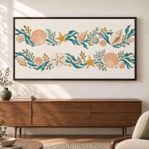 Könnte beinhalten: Ein rechteckiges Wandbild mit zwei horizontalen Reihen von Aquarellillustrationen. Das Design zeigt verschiedene Muscheln, Seesterne, Sanddollars und grüne Algenzweige auf einem cremefarbenen Hintergrund.