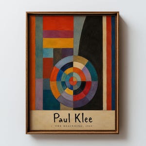 Könnte beinhalten: Ein gerahmter Kunstdruck mit dem Gemälde The Beginning, 1929 von Paul Klee. Das Kunstwerk zeigt ein zentrales kreisförmiges Motiv aus konzentrischen Ringen in verschiedenen Farben vor einem Hintergrund aus vertikalen und horizontalen Blöcken.