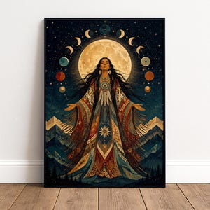 Può includere: Una stampa artistica incorniciata raffigurante una figura centrale con lunghi capelli scuri che indossa una veste a motivi con frange, davanti a una grande luna piena. Un arco di fasi lunari e pianeti colorati circonda la figura.
