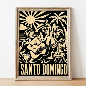Può includere: Un poster incorniciato con un'illustrazione grafica in nero e crema di tre persone che suonano musica, tra cui una chitarra e un tamburo, con un sole, una palma e un edificio sullo sfondo. Il testo SANTO DOMINGO è stampato in basso.