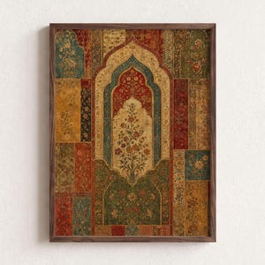 Könnte beinhalten: Ein rechteckiger Wandkunstdruck in einem dunklen Holzrahmen mit einem zentralen, bogenförmigen Mihrab-Design, das mit komplizierten Blumenmustern gefüllt ist. Die Komposition verwendet ein Patchwork aus tiefroten, goldenen, türkisen und grünen Feldern.