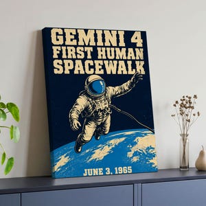 Pode incluir: Uma tela retangular com fundo azul escuro apresentando um astronauta flutuando sobre uma Terra estilizada. O texto diz GEMINI 4 FIRST HUMAN SPACEWALK e JUNE 3, 1965. O astronauta veste um traje branco com uma viseira de cor azul.
