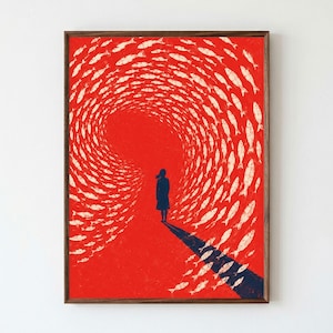 Könnte beinhalten: Ein rechteckiger Wandkunstdruck in einem dunklen Holzrahmen mit einem leuchtend roten Hintergrund und einem wirbelnden Muster aus weißen Fischsilhouetten. Eine einzelne dunkelblaue menschliche Figur steht in der Mitte und wirft einen langen Schatten.