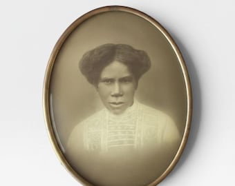 Antiek ovaal bol "Bubble Glass" ingelijst portret van zwarte vrouw 14 x 11 inch