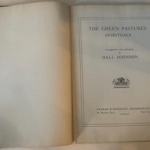 Op de afbeelding: Open boek met de titel "THE GREEN PASTURES SPIRITUALS" en de naam "HALL JOHNSON" op de rechterpagina. Het boek is gearrangeerd voor zang en piano. De uitgever is Farrar & Rinehart, Incorporated, New York.