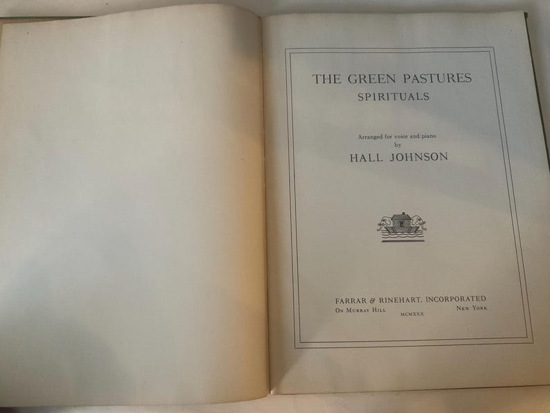 Op de afbeelding: Open boek met de titel "THE GREEN PASTURES SPIRITUALS" en de naam "HALL JOHNSON" op de rechterpagina. Het boek is gearrangeerd voor zang en piano. De uitgever is Farrar & Rinehart, Incorporated, New York.