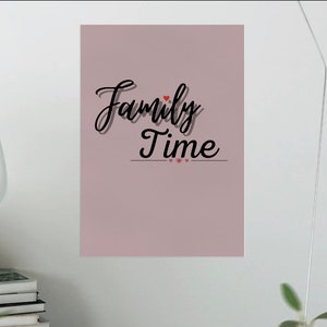 Könnte beinhalten: Ein rosa Poster mit dem Text "Family Time" in schwarzer Kursivschrift. Unter dem Text befinden sich drei kleine rote Herzen.