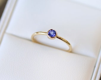 Anello portafortuna di dicembre con tanzanite in oro giallo da 9 ct