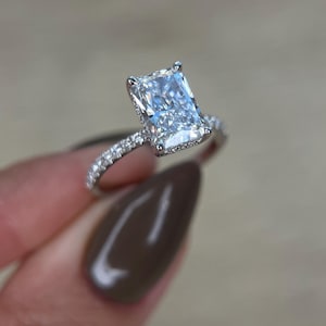 2.25 Carat Radiant Cut E/VVS2 Lab Grown Diamond Engagement Ring 14k/18k White/Yellow/Rose Gold IGI Certified, Side Round Cut