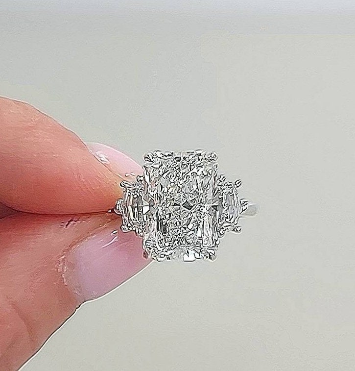 Anello Fede Nuziale Con Diamante Simulato 5Ct Taglio Radiante - Argento 925 Placcato Oro Bianco 14K - Foto 4