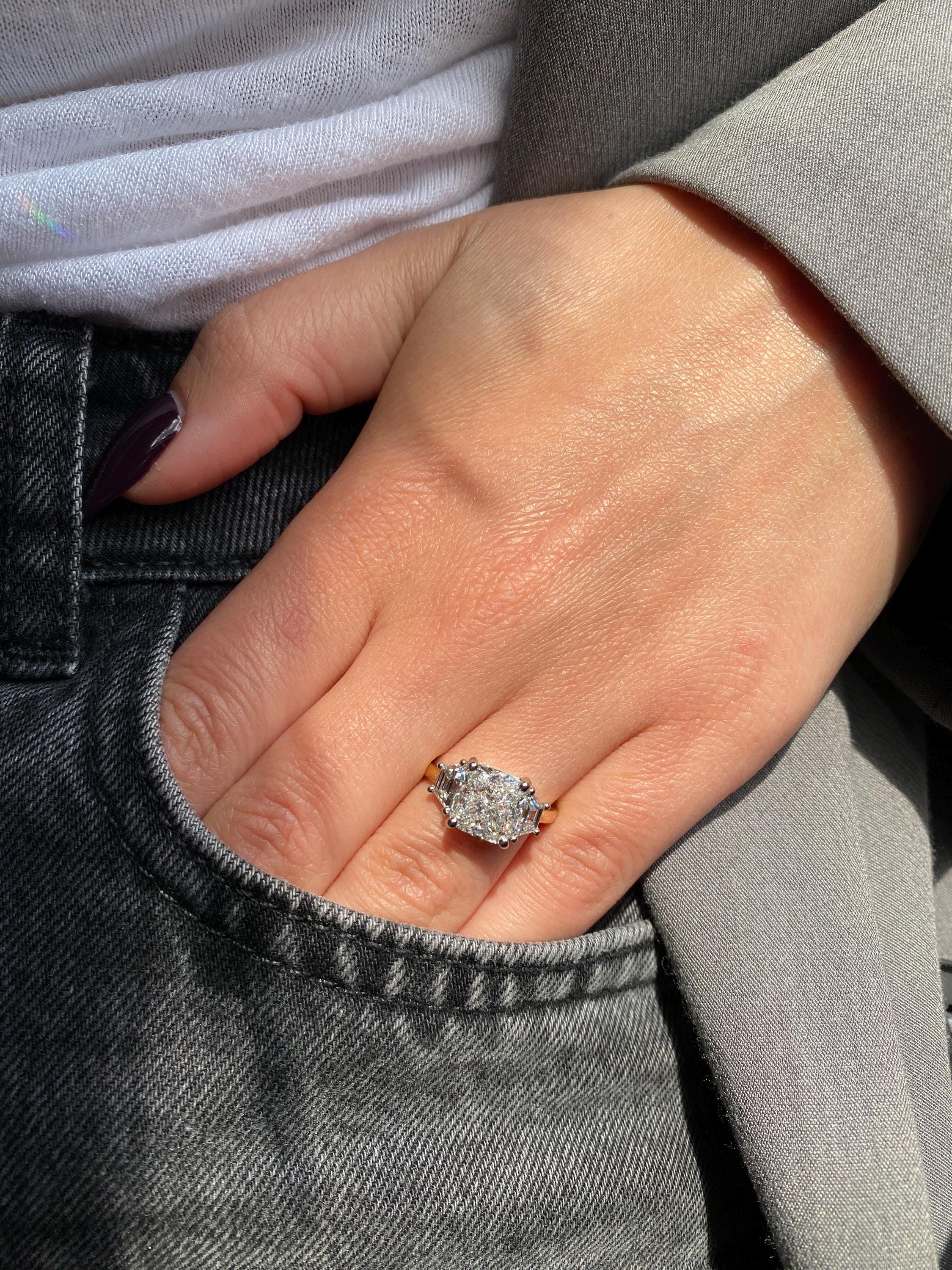 ANELLO IN ORO BIANCO E DIAMANTI al centro un diamante taglio cuscino di