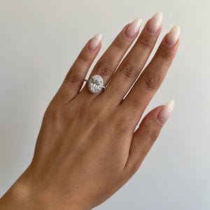 4,60 Ct Oval Cut E Farbe VS1 Klarheit, hochwertige, im Labor gewachsene Diamant-Verlobungsring 14k Weißgold IGI-zertifiziert, Halo Diamantring