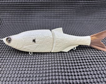 6.5" Slim Shad Glide in Pearl White pattern