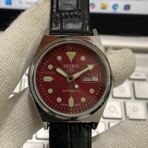 Vintage Überarbeitung Seiko 5 Automatik 6309A 17 Juwelen Japan Herren Tag/Datum Rotes Gesicht Armbanduhr A04