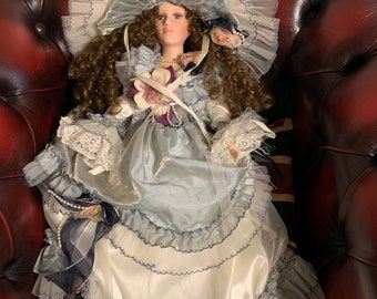 Muñeca de porcelana antigua