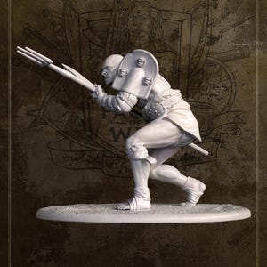 Può includere: Una statuetta in miniatura di plastica bianca di un gladiatore romano Retiarius, che tiene un tridente e una rete, in una posa di combattimento. La statuetta è alta 75 mm (3 pollici) e fa parte della serie "Faces of War".