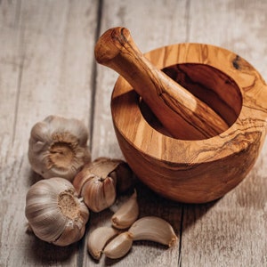 Mortier et pilon en bois d'olivier naturel Moulin à herbes en bois Fabriqué à la main en Europe, complètement unique Décoration de cuisine Appleyard & Crowe image 1