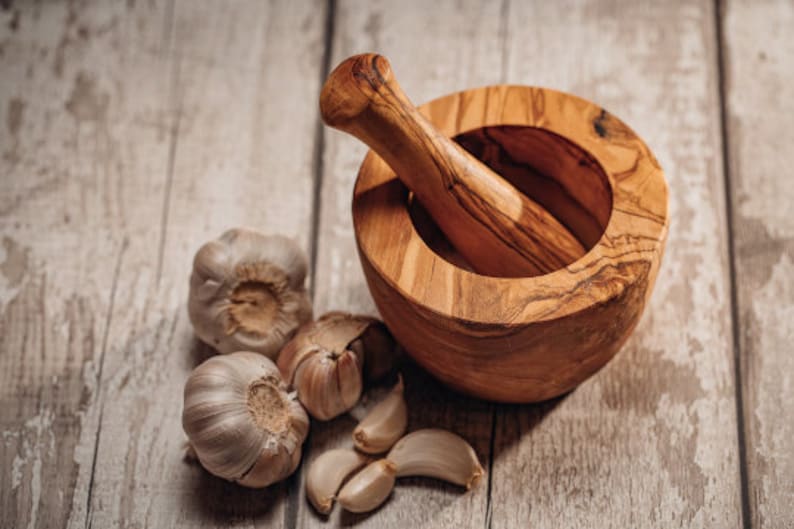 Mortier et pilon en bois d'olivier naturel Moulin à herbes en bois Fabriqué à la main en Europe, complètement unique Décoration de cuisine Appleyard & Crowe image 1