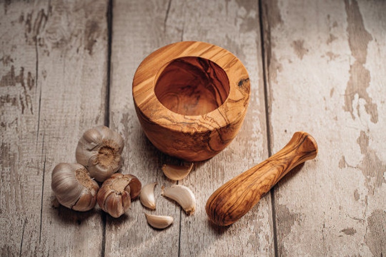 Mortier et pilon en bois d'olivier naturel Moulin à herbes en bois Fabriqué à la main en Europe, complètement unique Décoration de cuisine Appleyard & Crowe image 6