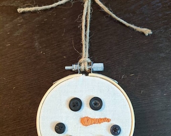 Adorno de bordado con botón terminado y aro bordado de muñeco de nieve de 3"