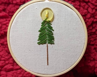 Adorno de bordado con botón terminado y bastidor bordado de 3" de Evergreen