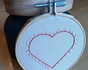 Corazón bordeado con volantes 3" aro de bordado / bordado terminado
