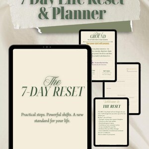 Może przedstawiać: Cyfrowy planer zatytułowany "7 Day Life Reset & Planner" z kremowym tłem. Główny ekran wyświetla "The 7-DAY RESET" z tekstem poniżej. Dodatkowe ekrany pokazują zawartość, taką jak "Day 1 GROUND" i "Welcome to THE RESET".