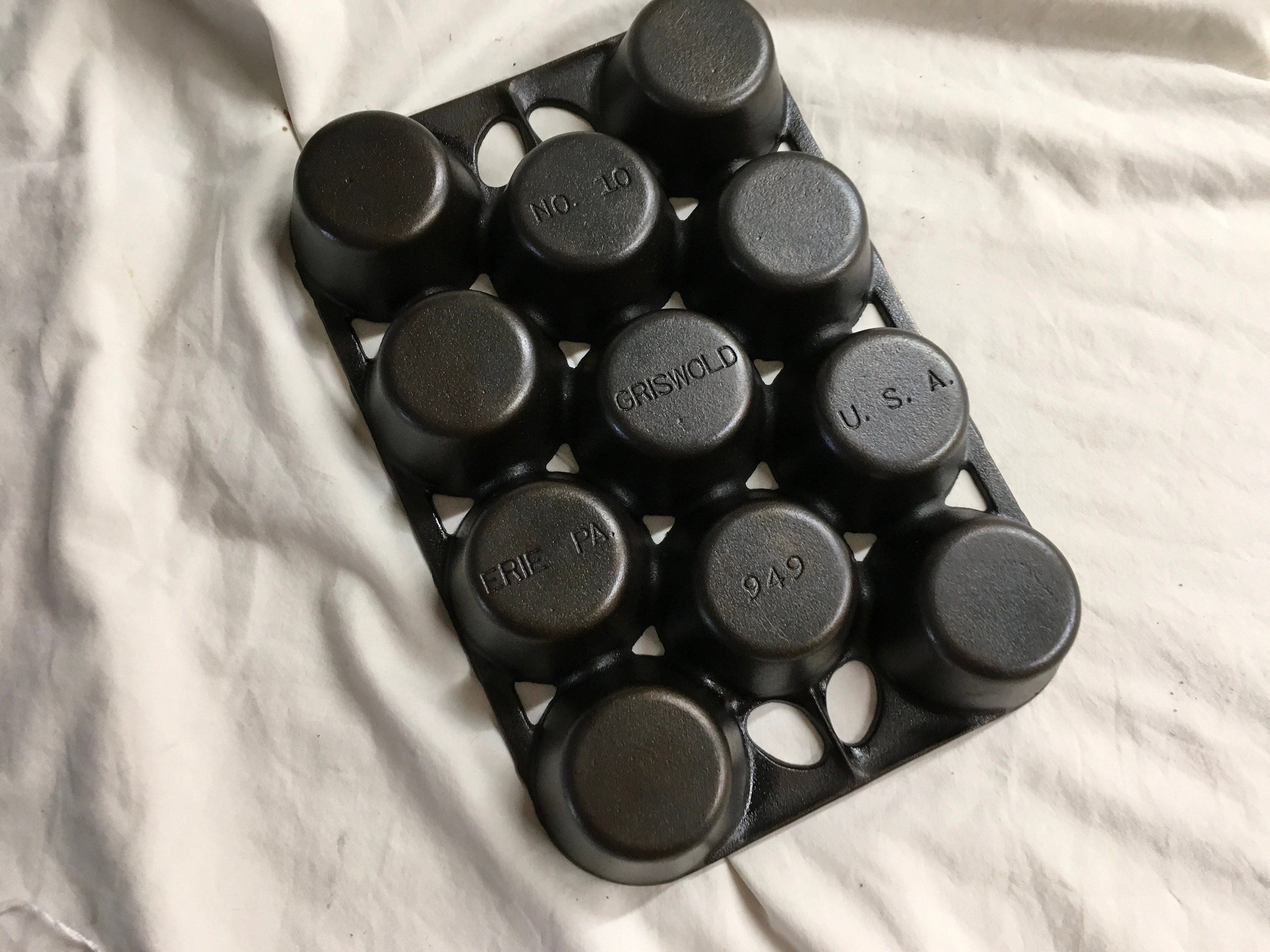 Griswold No. 10 Popover Muffin Pan. 949