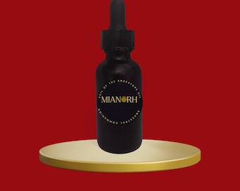 Peut inclure: Une bouteille en verre noir avec un compte-gouttes, étiquetée "MIANRH" en lettres dorées, est posée sur une plateforme dorée sur fond rouge. L'étiquette comprend également le texte "VEIL OF THE ANCESTORS OIL" et "ANCESTRAL COMMUNION".
