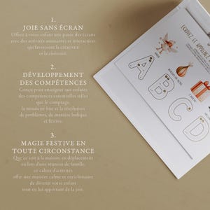 K&ouml;nnte beinhalten: Ein wei&szlig;es und braunes illustriertes Aktivit&auml;tsbuch mit dem Titel "&Eacute;CRIVEZ ET APPRENEZ" und dem Text "JOIE SANS &Eacute;CRAN", "D&Eacute;VELOPPEMENT DES COMP&Eacute;TENCES" und "MAGIE FESTIVE EN TOUTE CIRCONSTANCE". Das Buch bietet eine Punktierungsaktivit&auml;t zum Nachzeichnen der Buchstaben A, B, C und D.