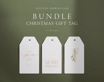 Könnte beinhalten: Ein Satz mit drei druckbaren Weihnachtsgeschenkanhängern. Die Anhänger sind weiß mit goldener Schrift und Illustrationen. Der erste Anhänger sagt "Wishing you a Merry Christmas". Der zweite Anhänger sagt "Merry & Bright". Der dritte Anhänger hat eine Aquarellillustration eines Kiefernastes.