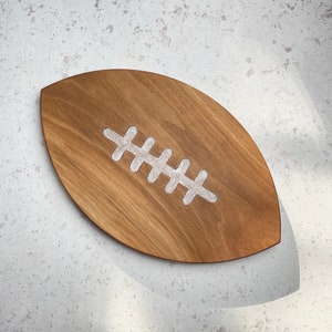 Voetbal charcuteriebord | Zwarte walnoot en hars | Game Day, bruiloft, housewarming, kerstcadeau