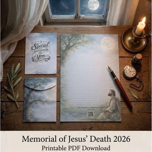 以下が含まれることがあります： 天体のテーマの文房具セット。罫線入りの便箋、招待状、封筒が含まれています。デザインには満月、木、イエスの描写が含まれています。ろうそくの火と懐中時計も存在します。