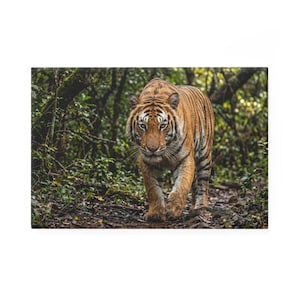 Puede incluir: Una taza de cerámica blanca con un asa negra y el texto "But First, Coffee" en negro, con una fuente de estilo manuscrito. La taza está sobre una superficie blanca.