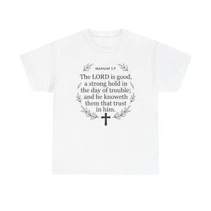 Nahum 1: 7 Schrift T-Shirt | Der HERR ist gütig, ein starker Halt in der Trübsal