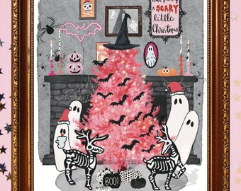 Könnte beinhalten: Ein rosa Weihnachtsbaum, geschmückt mit Fledermäusen und einem Hexenhut, umgeben von Geistern, Rentierschädeln und Kürbissen. Der Text "Have yourself a scary little Christmas" steht auf einem Schild über dem Baum.