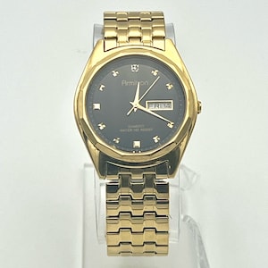 Reloj Armitron para hombre con diamantes, oro y negro, en funcionamiento.