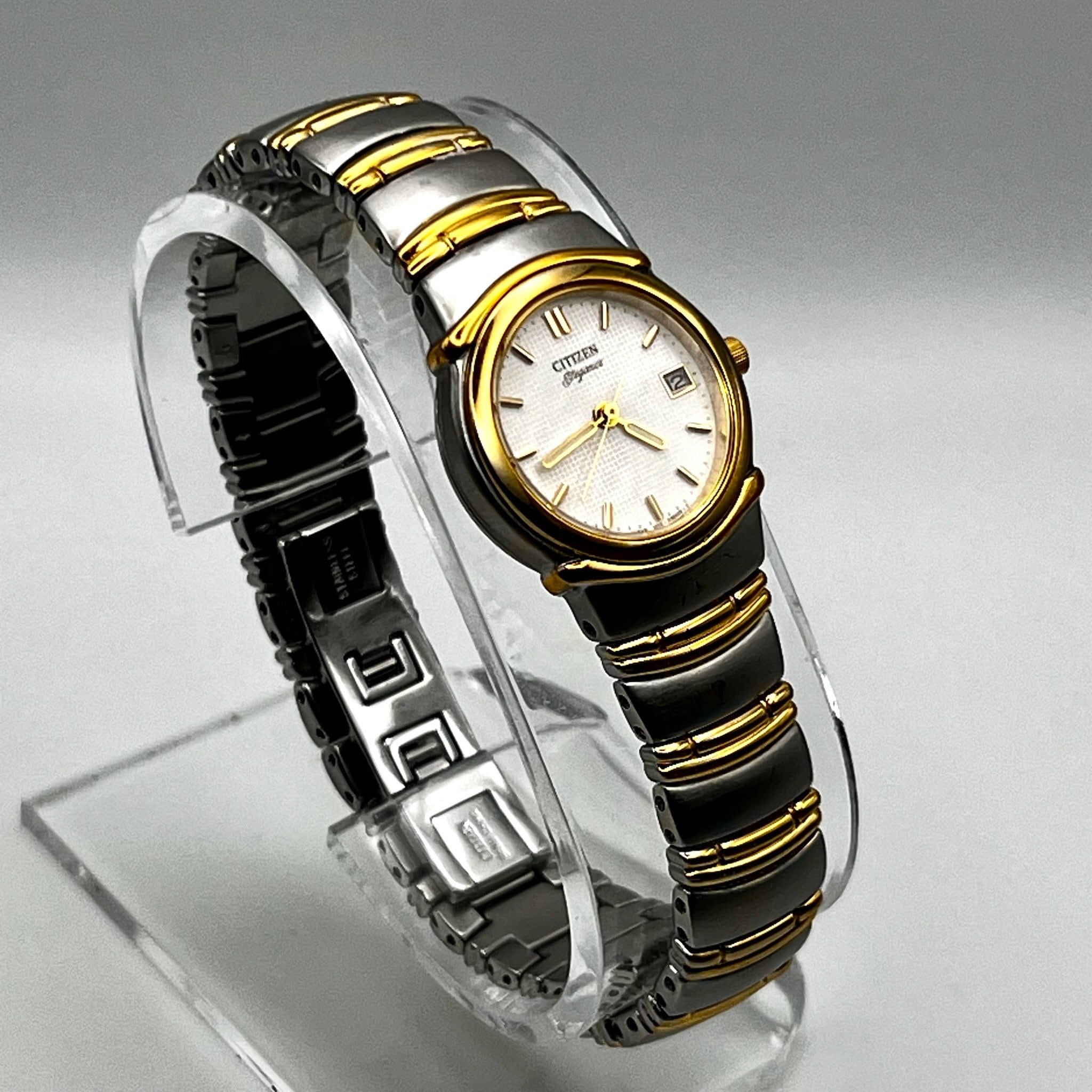 Vintage Watch Collection  6 Women\'s Watches Elegant Silver & Gold. CITIZEN BRAND Always on trend, the tank-style watch has been worn on the  main image 2