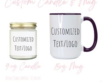 Könnte beinhalten: Eine weiße Keramiktasse mit dunkelviolettem Griff und Rand sowie ein Glas-Kerzenglas mit goldenem Deckel. Beide Artikel bieten Platz für individuellen Text oder ein Logo. Die Kerze hat 255g, und die Tasse hat 425g. Der Text "Custom Candle & Mug" ist rosa.