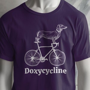 Sudadera de pun de farmacia de doxiciclina / Dachshund en bicicleta / Camisa de farmacéuticos / Veterinaria / Regalo de farmacia / Regalo de farmacéuticos y técnicos