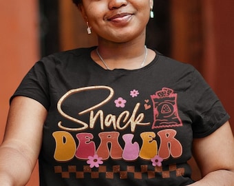 Snack Dealer Mom Shirt: Rolig grafisk t-shirt