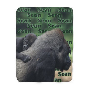 Könnte beinhalten: Nahaufnahme eines großen, grauen Gorillas, auf dessen Rücken ein kleinerer Gorilla klammert. Der Hintergrund ist ein verschwommener grüner Wald. Der Text "Sean" wird mehrmals in grünen Buchstaben wiederholt.