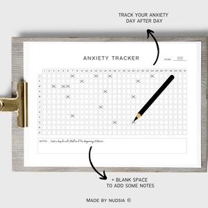 K&ouml;nnte beinhalten: Ein schwarz-wei&szlig;er druckbarer Angst-Tracker mit einem Raster f&uuml;r jeden Tag des Jahres 2022. Der Tracker hat einen Bereich f&uuml;r Notizen und den Text "TRACK YOUR ANXIETY DAY AFTER DAY" und "ANXIETY TRACKER".
