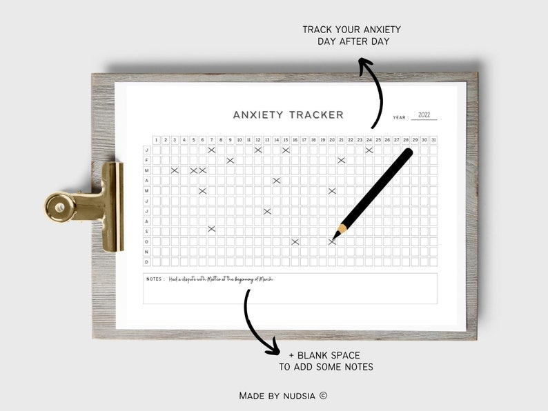 K&ouml;nnte beinhalten: Ein schwarz-wei&szlig;er druckbarer Angst-Tracker mit einem Raster f&uuml;r jeden Tag des Jahres 2022. Der Tracker hat einen Bereich f&uuml;r Notizen und den Text "TRACK YOUR ANXIETY DAY AFTER DAY" und "ANXIETY TRACKER".