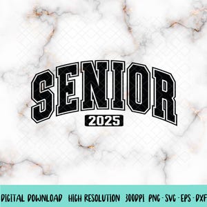 Op de afbeelding: Zwarte en witte grafische tekst die "Senior 2025" leest op een witte marmeren achtergrond.
