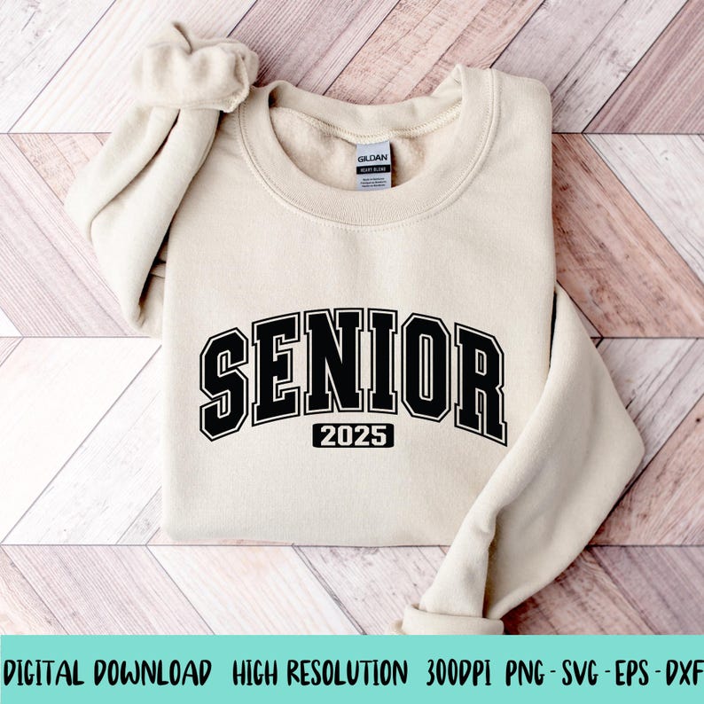 Op de afbeelding: Een beige sweatshirt met de tekst "SENIOR 2025" in zwart.