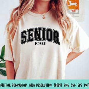 Op de afbeelding: Een wit T-shirt met zwarte tekst die "Senior 2025" zegt.