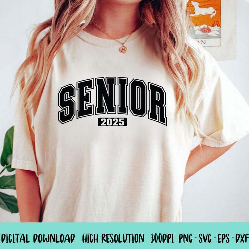 Op de afbeelding: Een wit T-shirt met zwarte tekst die "Senior 2025" zegt.